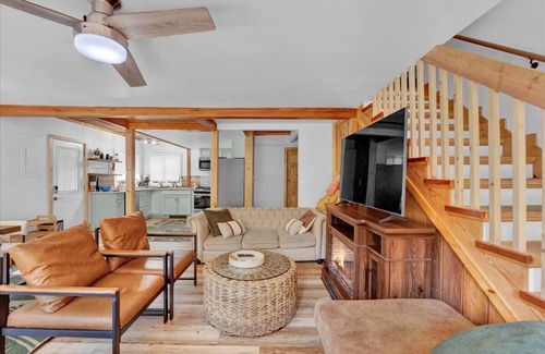 Pocono Summit Chalet De Esquí | Peaceful 4BR Pocono Chalet with Hot Tub & Fire Pit – Convenient Location!