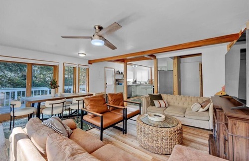 Pocono Summit Chalet De Esquí | Peaceful 4BR Pocono Chalet with Hot Tub & Fire Pit – Convenient Location!