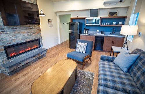Mammoth Lakes Hotel | Peaceful Alpine Room with Sauna Access, Ideal for Outdoor Lovers & Ski Trips