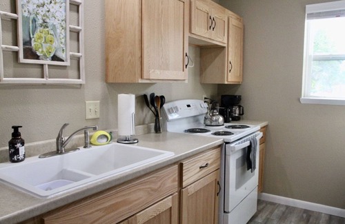 Lake City Condominio | Peaceful and beautiful 2 bedroom 1 bathroom condo with full kitchen.
