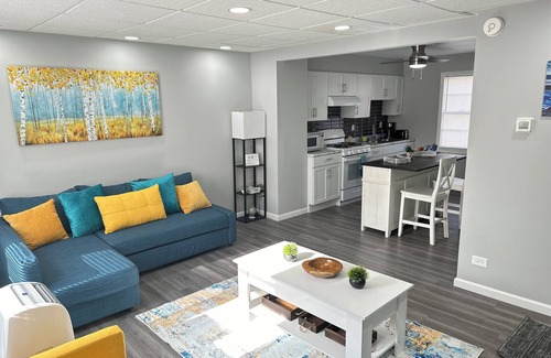 East Hazel Crest Apartamento | Peaceful and comfy home away from home in the ‘burbs oasis