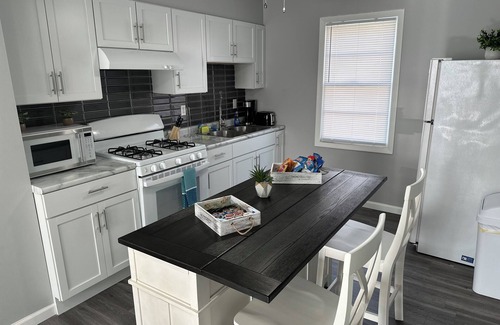 East Hazel Crest Apartamento | Peaceful and comfy home away from home in the ‘burbs oasis