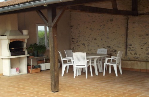Saulnay Cama Y Desayuno | Habitaciones tranquilas con sala de juegos en el Berry