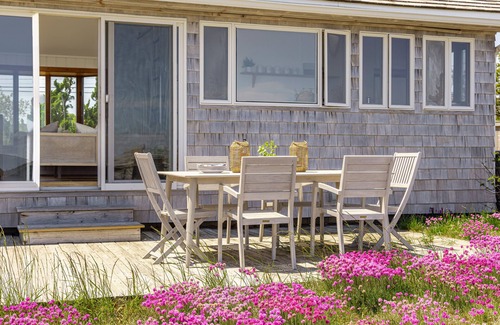 Town of East Hampton Casa | Peaceful beach bungalow on Gerard drive East Hampton Springs