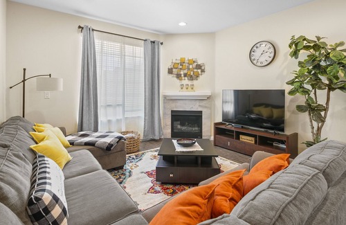 Cypress Casa | Peaceful bright 4BD 4BTH house close to Disneyland, beaches