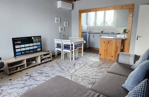 Villereal Alquiler De RV | Peaceful Bungalow on spacious campground, 5 mins to a lively historical Village