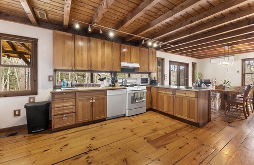 Dingmans Ferry Cabina | Peaceful Cabin - 10 Acres - Wildlife - Hot Tub - Huge Fireplace - Protected Land