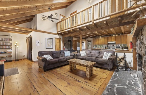 Dingmans Ferry Cabina | Peaceful Cabin - 10 Acres - Wildlife - Hot Tub - Huge Fireplace - Protected Land