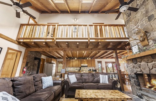 Dingmans Ferry Cabina | Peaceful Cabin - 10 Acres - Wildlife - Hot Tub - Huge Fireplace - Protected Land
