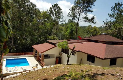 La Vega Province Villa | Cabina pacífica, en seguridad de los Alpes Dominicanos 24/7, clima muy agradable.