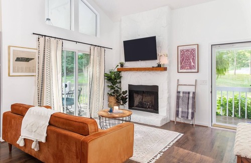Fairview Cabina | "Peaceful Cabin Retreat:Stylish & Cozy Getaway in the Woods-30 min to Nashville