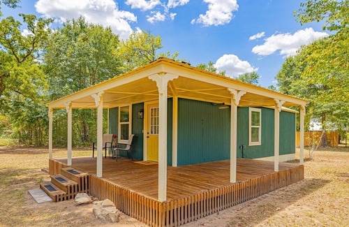 Navasota Cabina | Peaceful cabin with King bed, WiFi, kitchen, fire pit. No extra fees!