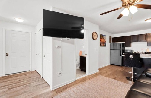 Sterling Heights Apartamento | Peaceful & Central Abode ~ WiFi ~ Pet Friendly!