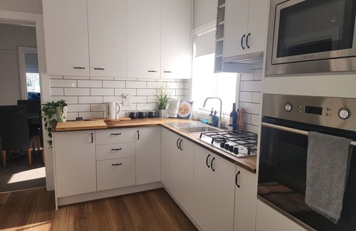 Morwell Casa | Peaceful, centrally located, 2 bedroom cottage minutes walk to Morwell CBD.