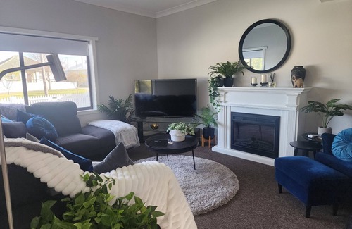 Morwell Casa | Peaceful, centrally located, 2 bedroom cottage minutes walk to Morwell CBD.