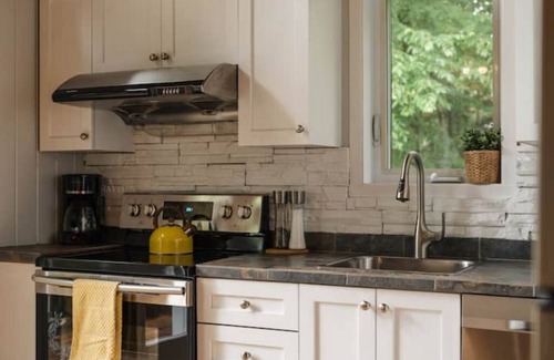 Lac-Sergent Casa | Peaceful Chalet w/ Hot Tub & Private Lake Access