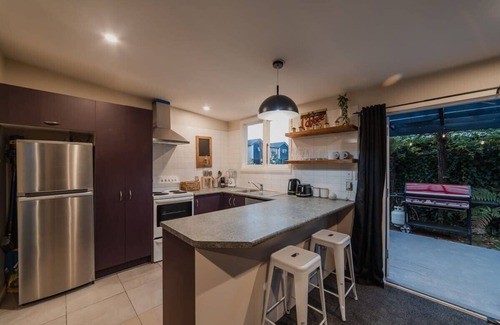Christchurch Cabaña | Peaceful City Cottage & Hot Tub