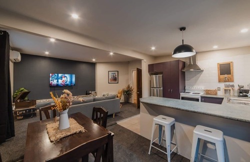 Christchurch Cabaña | Peaceful City Cottage & Hot Tub
