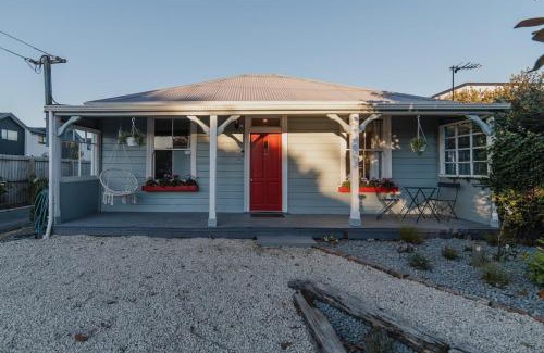 Christchurch Casa | Peaceful City Cottage & Hot Tub
