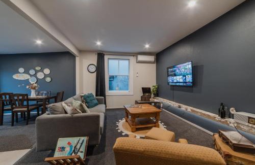Christchurch Casa | Peaceful City Cottage & Hot Tub