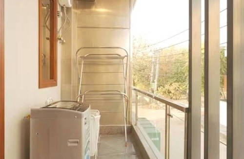 Sushant Lok Apartamento | Peaceful City Paradise w King Bed Tub