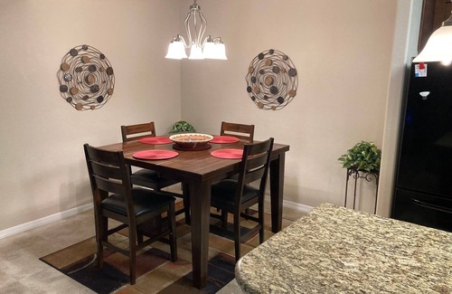 Parkwood Ranch Condominio | Condominio tranquilo en comunidad cerrada. Estilo de apartamento, planta principal.