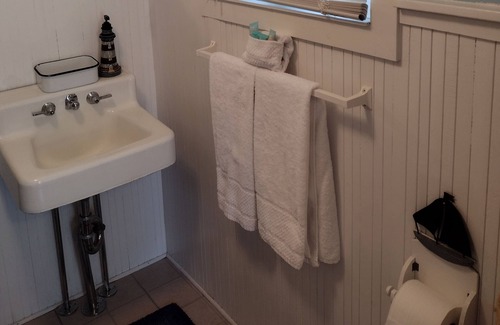 East Wareham Cabaña | Peaceful Cottage with Pond/Lake minutes from Cape Cod