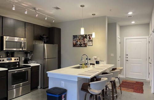 Galindo Apartamento | PEACEFUL / COZY & LARGE 1 BEDROOM APT GROUND FLOOR W/ OUTDOOR SPACE
