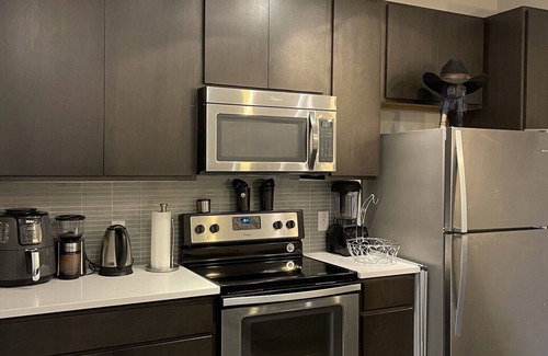 Galindo Apartamento | PEACEFUL / COZY & LARGE 1 BEDROOM APT GROUND FLOOR W/ OUTDOOR SPACE