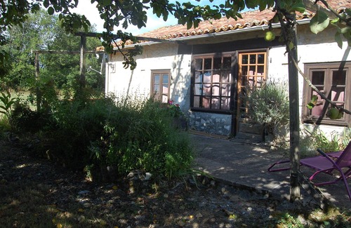 Champagne-Mouton Cabaña | Peaceful Detached Cottage Studio French Countryside Private Garden Nature Lovers