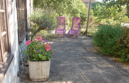 Champagne-Mouton Cabaña | Peaceful Detached Cottage Studio French Countryside Private Garden Nature Lovers
