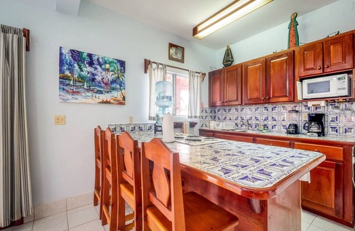 San Pedro Condominio | ¡NUEVO LISTADO! Condominio con vista al mar, piscina compartida, y ubicación tranquila!