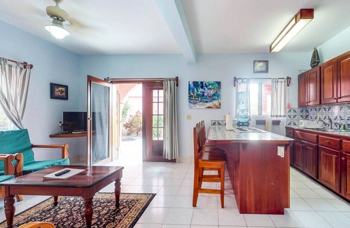 San Pedro Condominio | ¡NUEVO LISTADO! Condominio con vista al mar, piscina compartida, y ubicación tranquila!