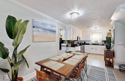 Open Sands Casa | Peaceful dog-friendly beach retreat with lovely patio - walk to beach & shops