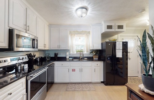 Open Sands Casa | Peaceful dog-friendly beach retreat with lovely patio - walk to beach & shops
