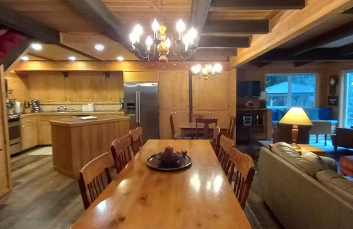 Rhododendron Chalet De Esquí | - Cabina ecléctica pacífica, WiFi, bañera de hidromasaje, se admiten mascotas