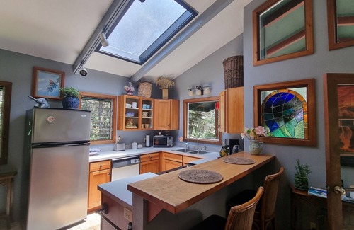 Volcano Apartamento | Peaceful & Elegant Treetop Hideaway in Volcano Village