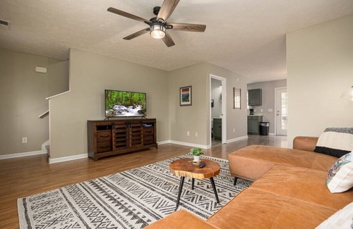 Sevierville Condominio | Peaceful Escape: 2BR Retreat w/ Private Hot Tub!
