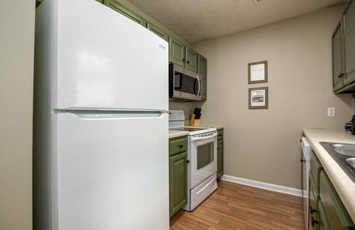 Sevierville Condominio | Peaceful Escape: 2BR Retreat w/ Private Hot Tub!