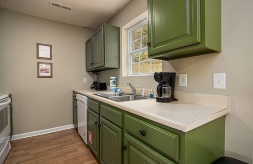 Sevierville Condominio | Peaceful Escape: 2BR Retreat w/ Private Hot Tub!
