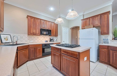 Conroe Casa | Peaceful Exec Home w Office Near Everything