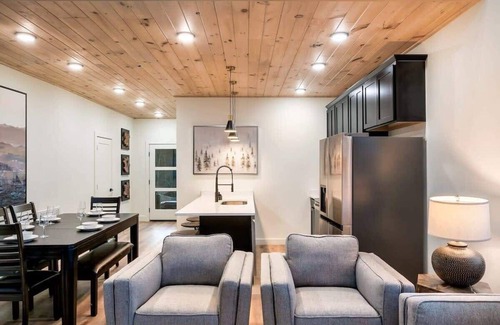 Sevierville Cabina | Peaceful Getaway | Luxe Cabin w Private Pool!