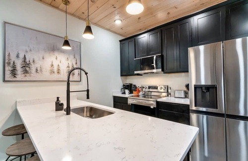 Sevierville Cabina | Peaceful Getaway | Luxe Cabin w Private Pool!