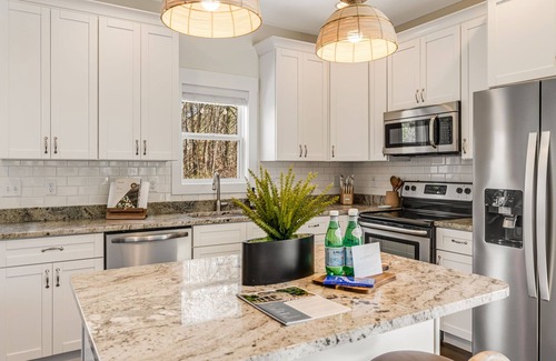Oakley Casa | Peaceful Family-Friendly Cottage near Biltmore + DT