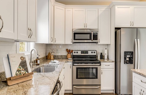 Oakley Casa | Peaceful Family-Friendly Cottage near Biltmore + DT