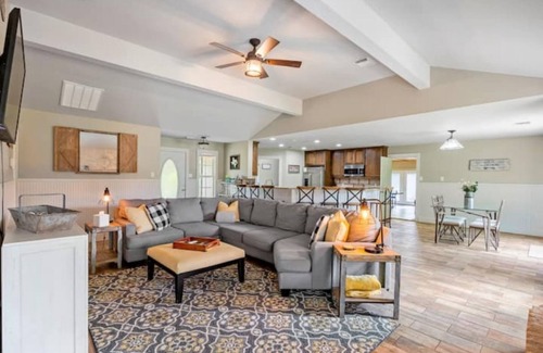 Fischer Casa | Peaceful, family friendly home close to water activities, shopping, and more!