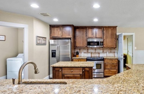 Fischer Casa | Peaceful, family friendly home close to water activities, shopping, and more!