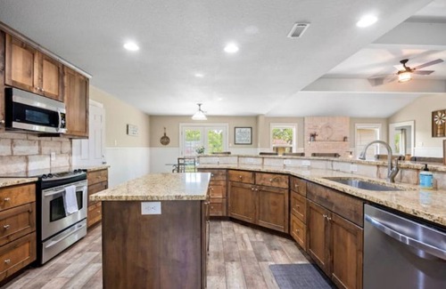 Fischer Casa | Peaceful, family friendly home close to water activities, shopping, and more!