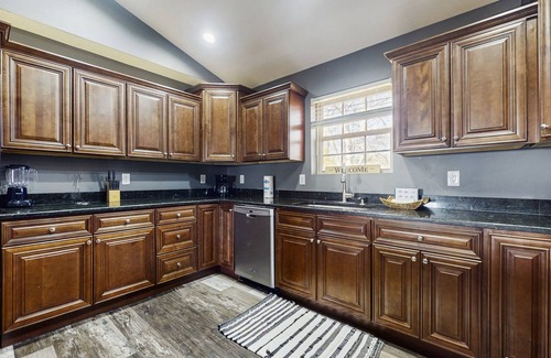 Kodak Cabina | Peaceful family-friendly home with games, hot tub, fire pit, and great location!