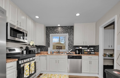 Lake Villa Casa | Peaceful Family & Fur-Friendly home near Navy Base, Gurnee Mills, Six Flags.